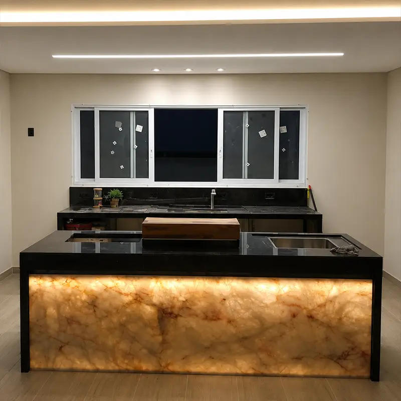 Cozinha planejada com tampo e ilha em mármore e granito — NPA em Americana/SP