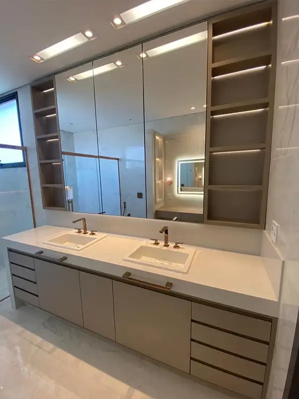 Banheiro de alto padrão em mármore e granito