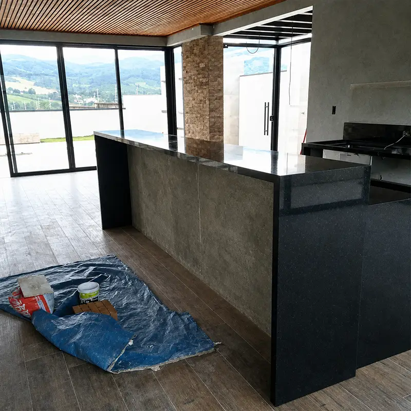 Cozinha planejada com bancada em granito e mármore
